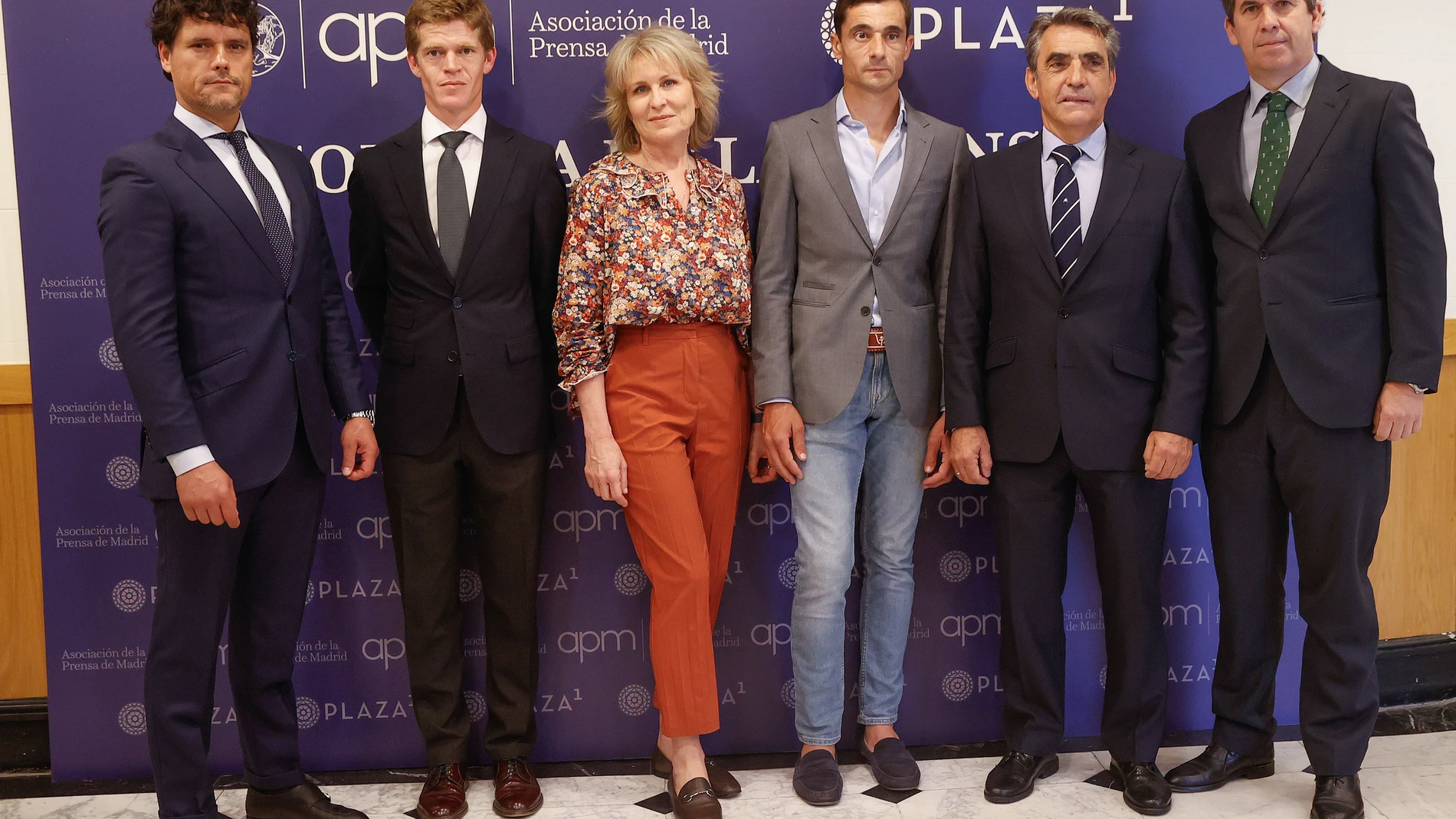 MADRID, 09/05/2024.- La presidenta de la Asociación de Prensa de Madrid, María Fernández Rey (c), los toreros, Borja Jiménez (2i), Miguel Abellán (i) y Paco Ureña (3d), el ganadero Victorino Martín (2d), y el empresario Víctor Zabala (d) participan en la presentación de la Corrida de la Prensa este jueves, en Madrid. EFE/ Gandul