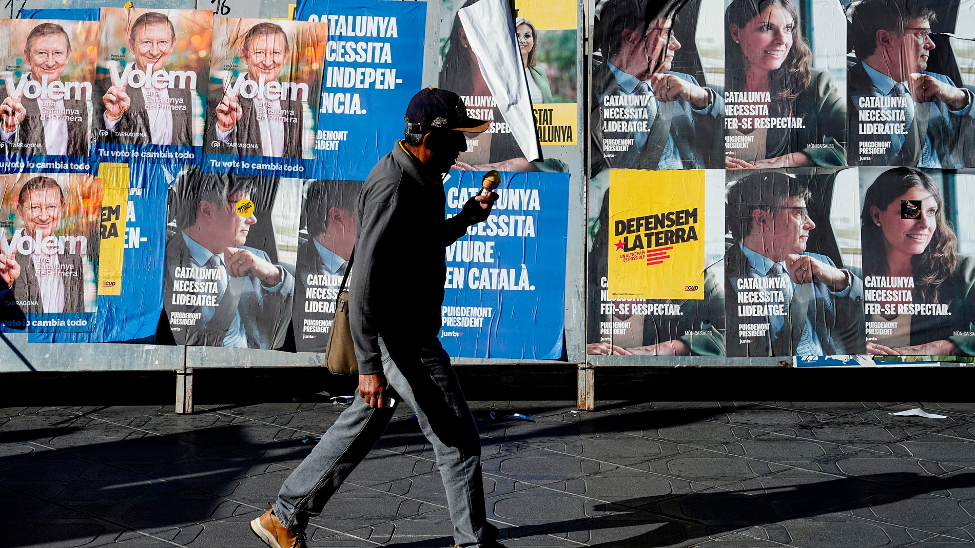 GRAFCAT4150. TARRAGONA, 09/05/2024.- Vista de carteles electorales pidiendo el voto en las elecciones catalanas del 12 de mayo en el centro de Tarragona. EFE/Enric Fontcuberta