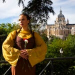La artista Vera Noor, de 25 años, posa el pasado 8 de mayo en el Jardín de las Vistillas. © Jesús G. Feria.