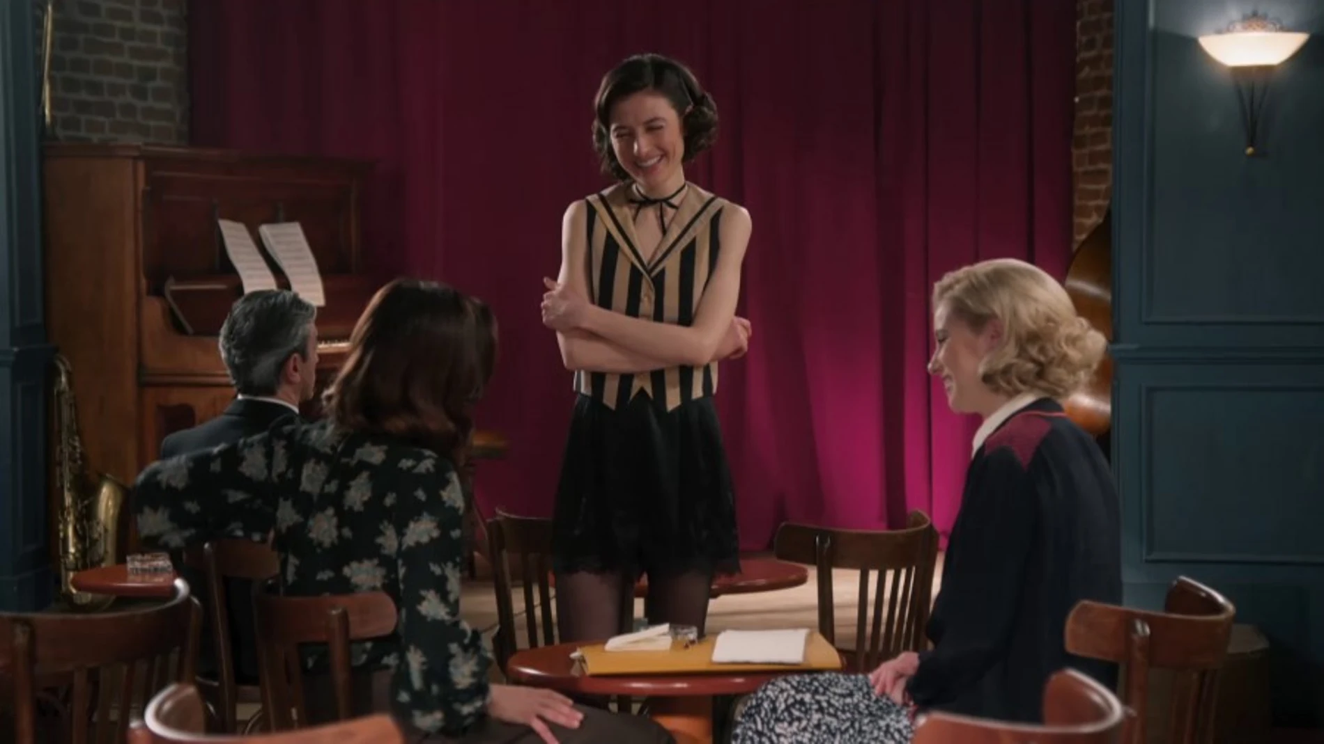 Celia, Inés y Laurita comparten confidencias en el Madrid Cabaret, es tarde en "La Moderna"