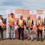 Guzman Gómez, alcalde de Medina del Campo, corta la cinta junto a Juan Fernández, director de operaciones de Sonnedix, entre otros