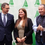 El presidente de Asaja Castilla y León, Donaciano Dujo, participa en la Asamblea de la organización agraria soriana. En la imagen junto a Ana pastor, presidenta de asaja Soria y Rafael Medina, secretario Territorial de la Junta