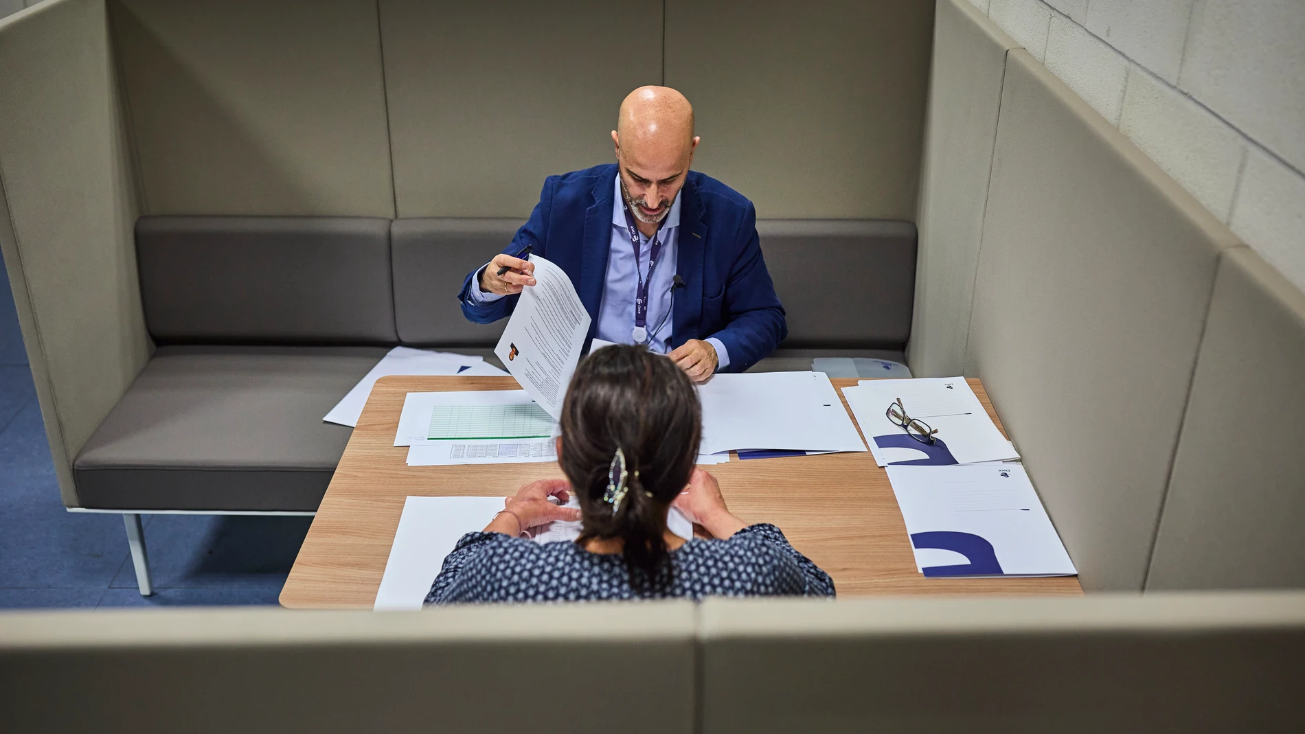 La empresa Clece organiza un proceso de selección denominado “Job Speed Dating” que consiste en entrevistas rápidas que ponen en contacto a trabajadores con empresas. El proceso de búsqueda se ha realizado en una oficina de empleo del SEPE. © Alberto R. Roldán / Diario La Razón. 09 05 2024