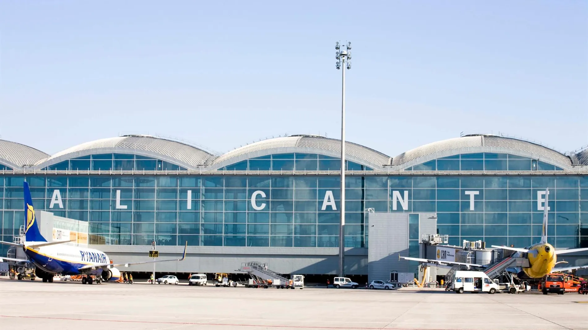 Economía.-(AMP) Aena licitará la ampliación del Aeropuerto de Alicante en el último trimestre, y después la de Valencia