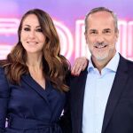 Beatriz Archidona y Santi Acosta, presentadores del programa 'De Viernes'