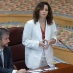 Ayuso defiende la austeridad de su Gobierno y sus políticas fiscales mientras Vox le reprocha el gasto público "brutal"