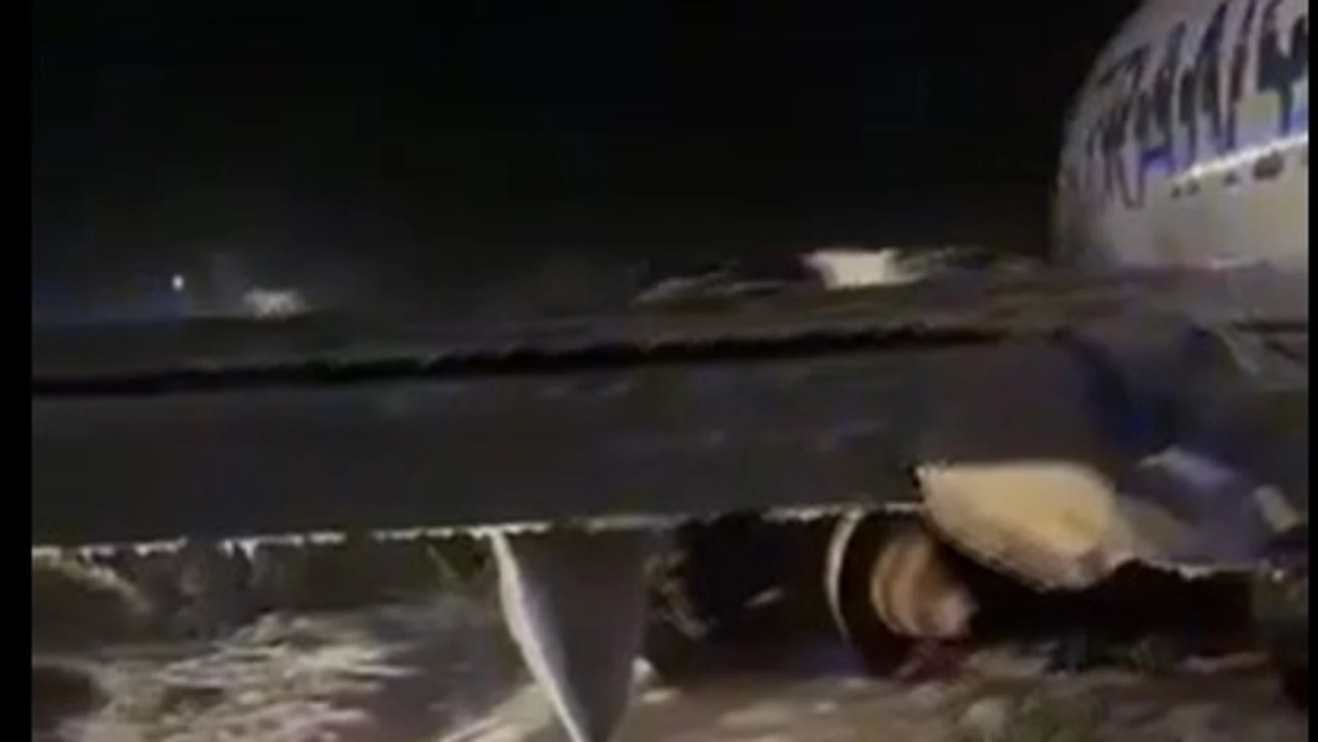 ¿Qué esta ocurriendo con los aviones Boeing? El avión 737 que se salió de la pista en Senegal