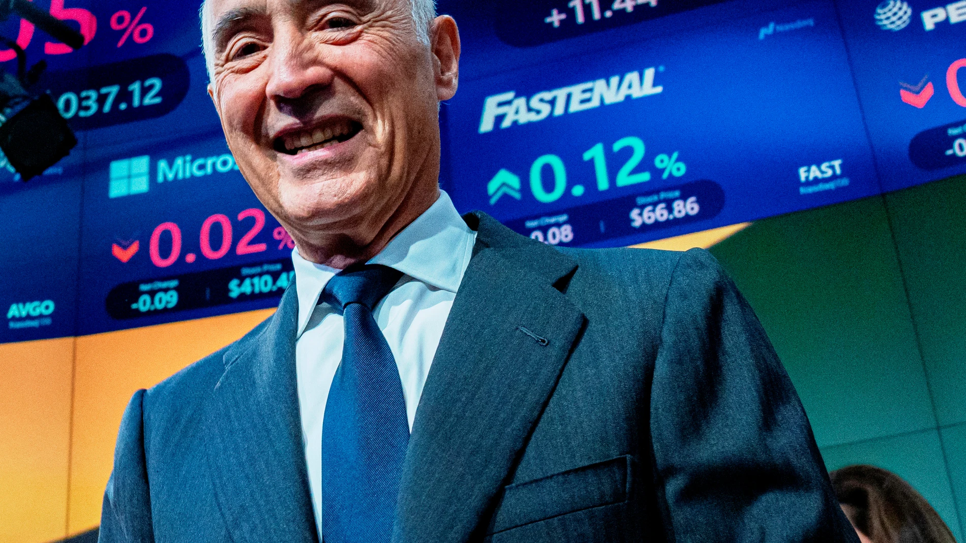 USA4894. NUEVA YORK (NY, EEUU), 09/05/2024.- El presidente de Ferrovial Rafael del Pino, sonríe mientras consulta su teléfono móvil para ver el desarrollo del inicio de la empresa en la bolsa Nasdaq este jueves en Nueva York (EE.UU.). La empresa de origen español Ferrovial debutó hoy en el mercado Nasdaq, convirtiéndose en la primera integrante del IBEX en aterrizar directamente en Wall Street, donde su presidente Rafael del Pino destacó que busca acceder a "grandes bases de inversores". EFE/...