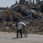Internally displaced Palestinians leave Rafah following evacuation order