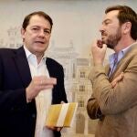 Mañueco junto al periodista Jorge Bustos