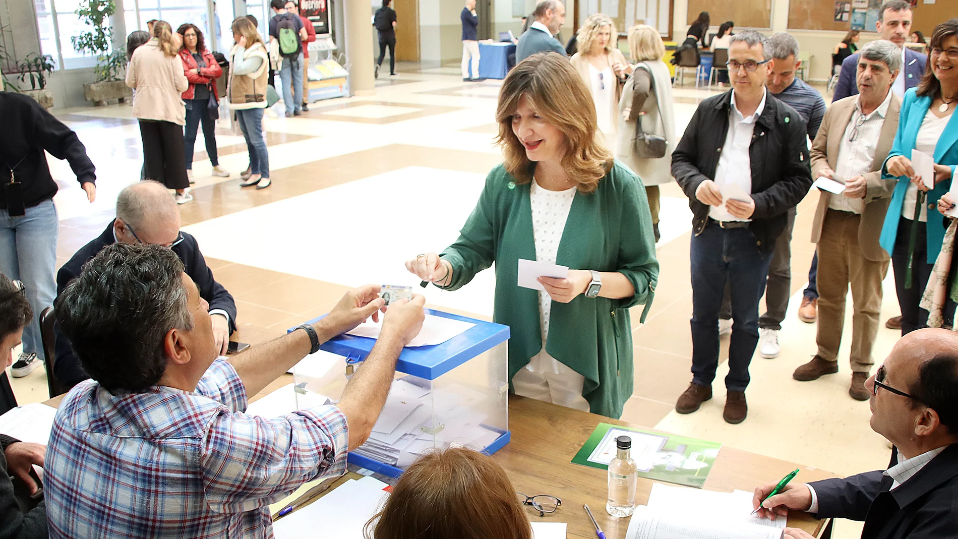 Nuria González, que será la primera rectora de la Universidad de León, ejerce su derecho al voto