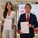 La concejala de Turismo, Eventos y Marca Ciudad, Blanca Jiménez, y el concejal de Turismo, Comercio y Consumo del Ayuntamiento de Murcia, Jesús Pacheco, suscriben el acuerdo