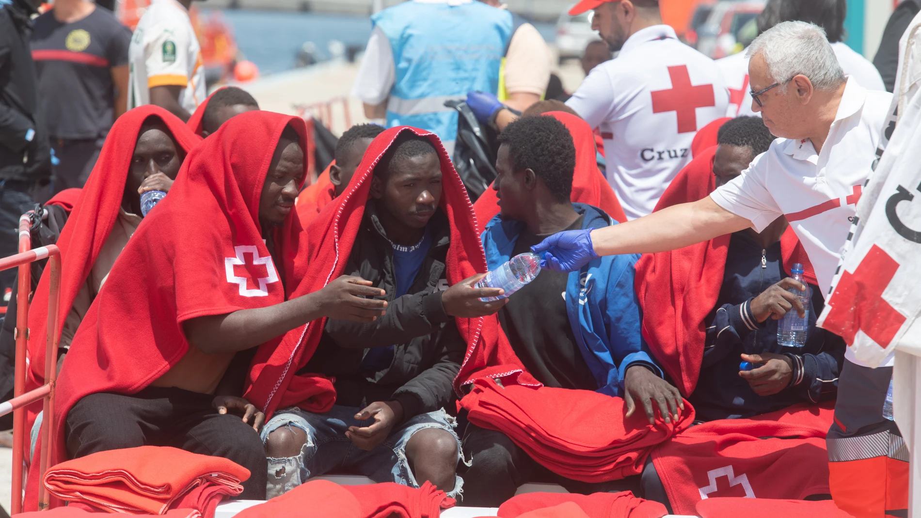 GRAN TARAJAL (FUERTEVENTURA) (ESPAÑA), 09/05/2024.- Salvamento Marítimo ha rescatado este jueves a 112 inmigrantes de origen subsahariano que trataban de llegar a Fuerteventura en dos lanchas neumáticas, entre ellos tres mujeres y un niño, y los ha trasladado al puerto de Gran Tarajal. EFE/Carlos de Saá