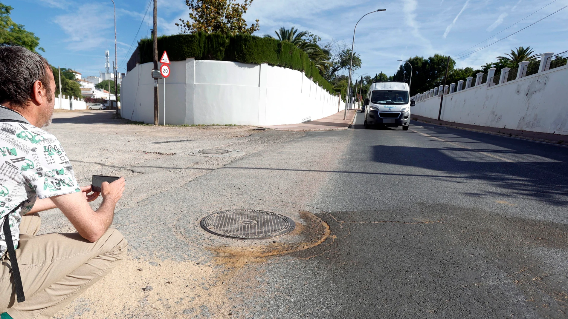 GRAFAND1105. CÓRDOBA, 09/05/2024.- Un hombre fotografía la calle de un barrio de Córdoba donde ayer tarde un hombre apuñaló a una mujer, a la que hirió de gravedad y luego se suicidó, según han informado a EFE fuentes cercanas a un caso que se investiga como violencia machista. EFE/Salas