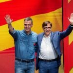 El presidente del Gobierno y secretario general del PSOE, Pedro Sánchez, y el candidato del PSC a las elecciones catalanas, Salvador Illa, en un acto de campaña electoral en Vilanova i la Geltrú (Barcelona).