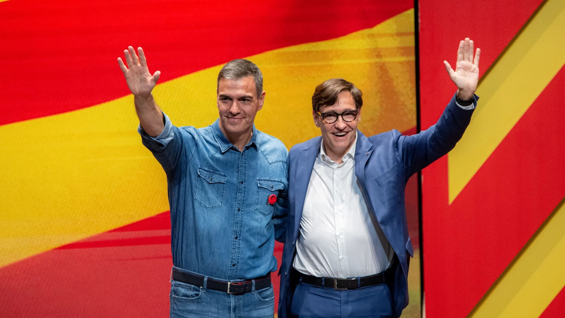 El presidente del Gobierno y secretario general del PSOE, Pedro Sánchez, y el candidato del PSC a las elecciones catalanas, Salvador Illa, en un acto de campaña electoral en Vilanova i la Geltrú (Barcelona). LORENA SOPENA-EUROPA PRESS 09/05/2024