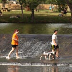 Una pareja pasea con su perro junto al río Águeda, en Ciudad Rodrigo (Salamanca)