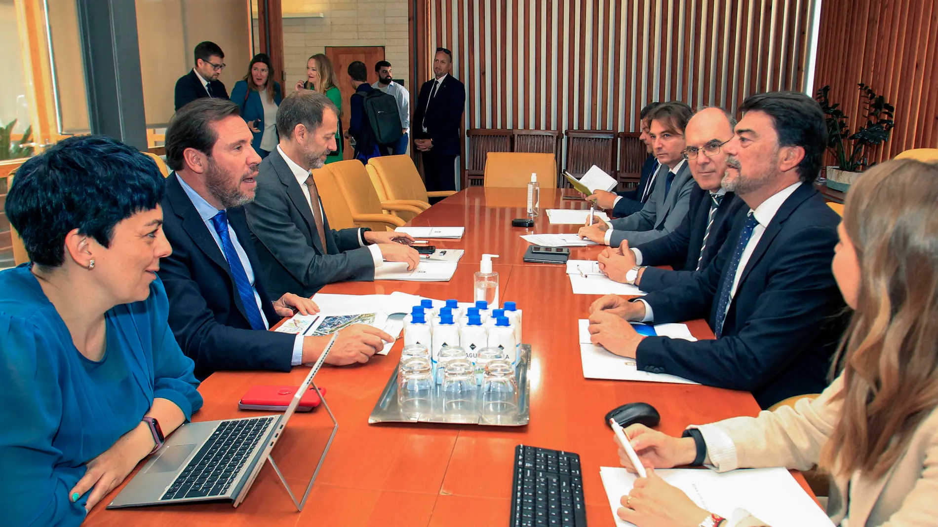El ministro de Transportes, Óscar Puente, se ha reunido hoy el con el alcalde de Alicante, Luis Barcala, en el Ayuntamiento