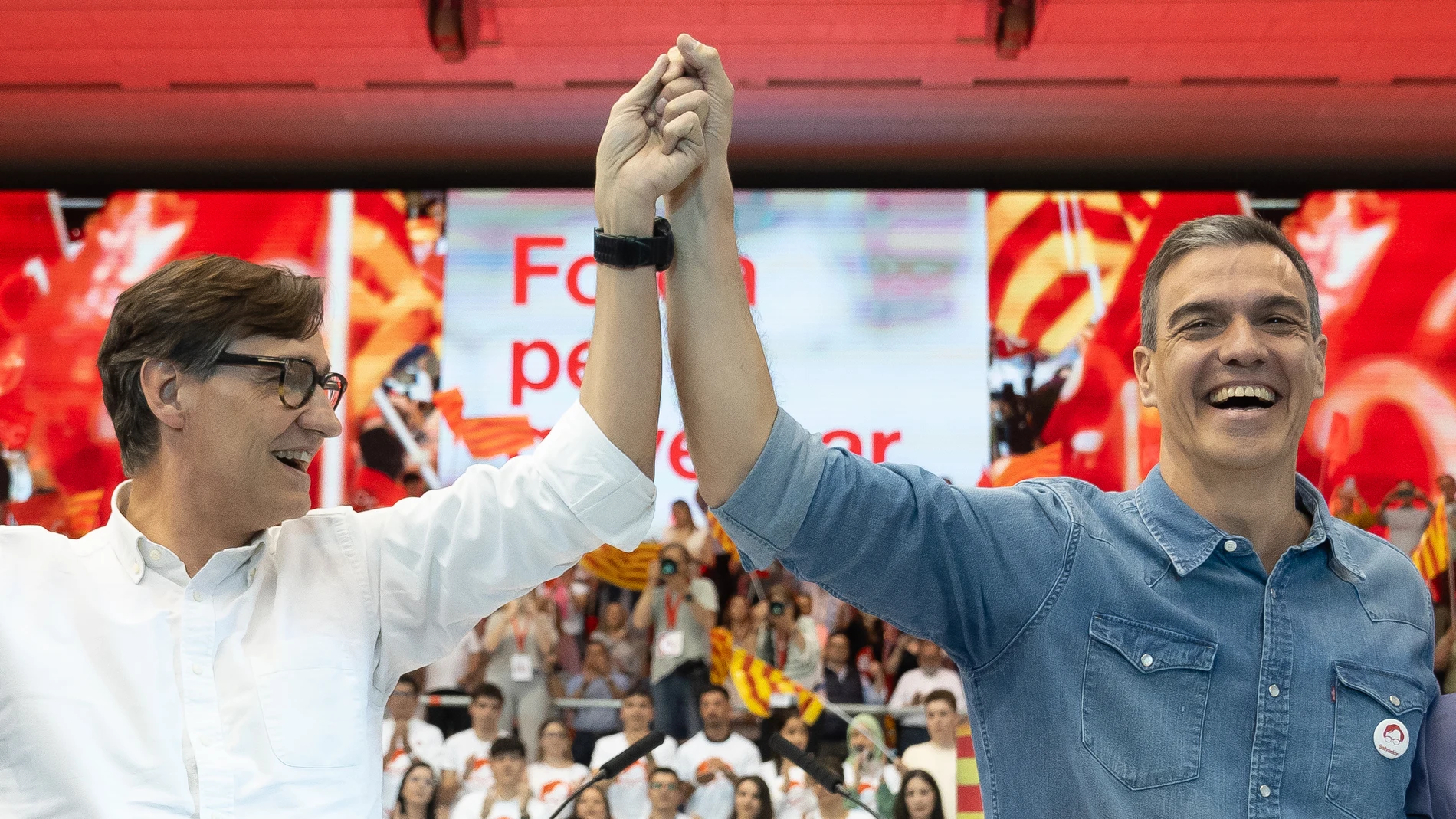 El candidato del PSC Salvador Illa (i) y el presidente del Gobierno Pedro Sánchez (d), durante un mitin del PSC, en Pavelló Vall d’Hebron, a 10 de mayo de 2024, en Barcelona, Catalunya (España). Este acto es el último del PSC en la campaña electoral para los comicios catalanes del próximo 12 de mayo. 10 MAYO 2024;ELECCIONES;CAMPAÑA ELECTORAL;COMICIOS;12M;MITIN;CATALUÑA;ACTO ELECTORAL;ÚLTIMO MITIN David Zorrakino / Europa Press 10/05/2024