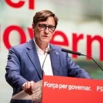 El candidato del PSC al 12M, Salvador Illa, en un mitin en Vilanova i la Geltrú (Barcelona)