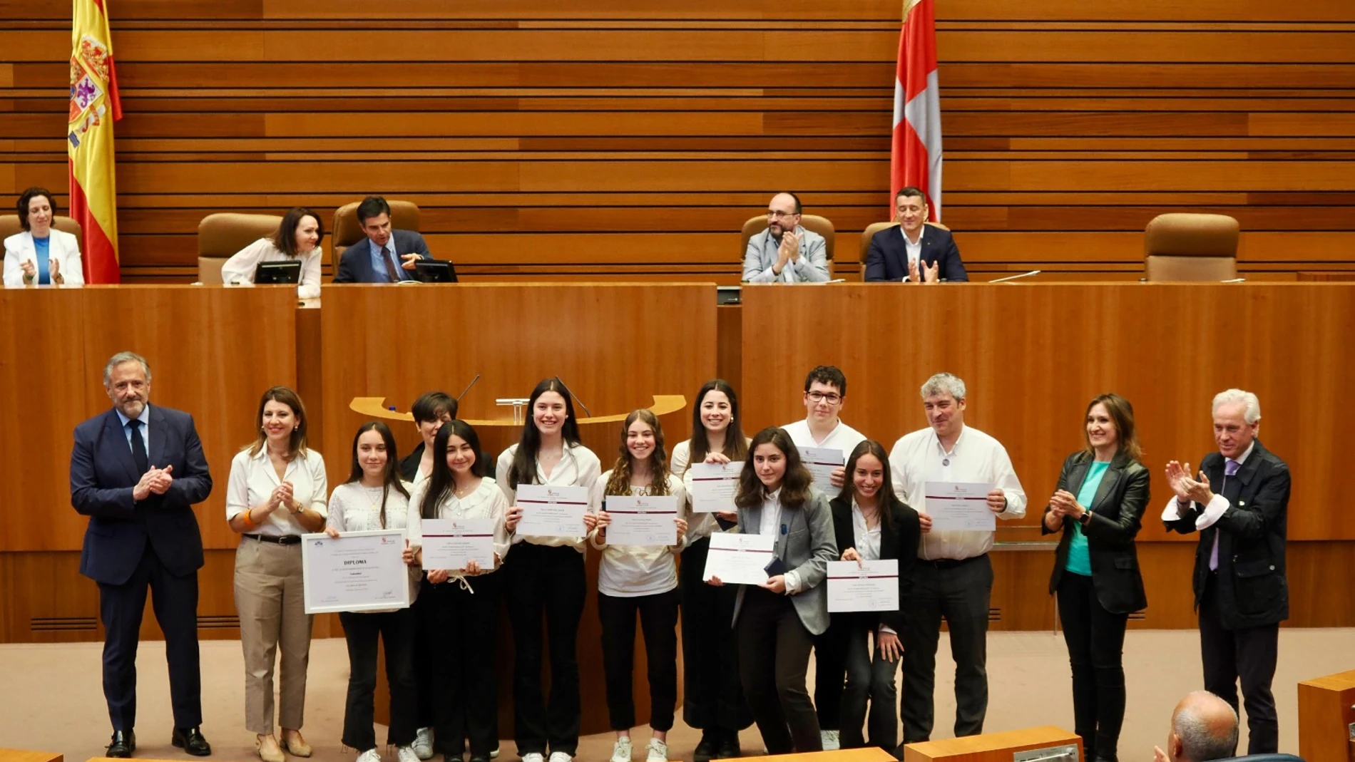 La consejera Rocío Lucas y el presidente de las Cortes, Carlos Pollán, junto a uno de los institutos ganadores