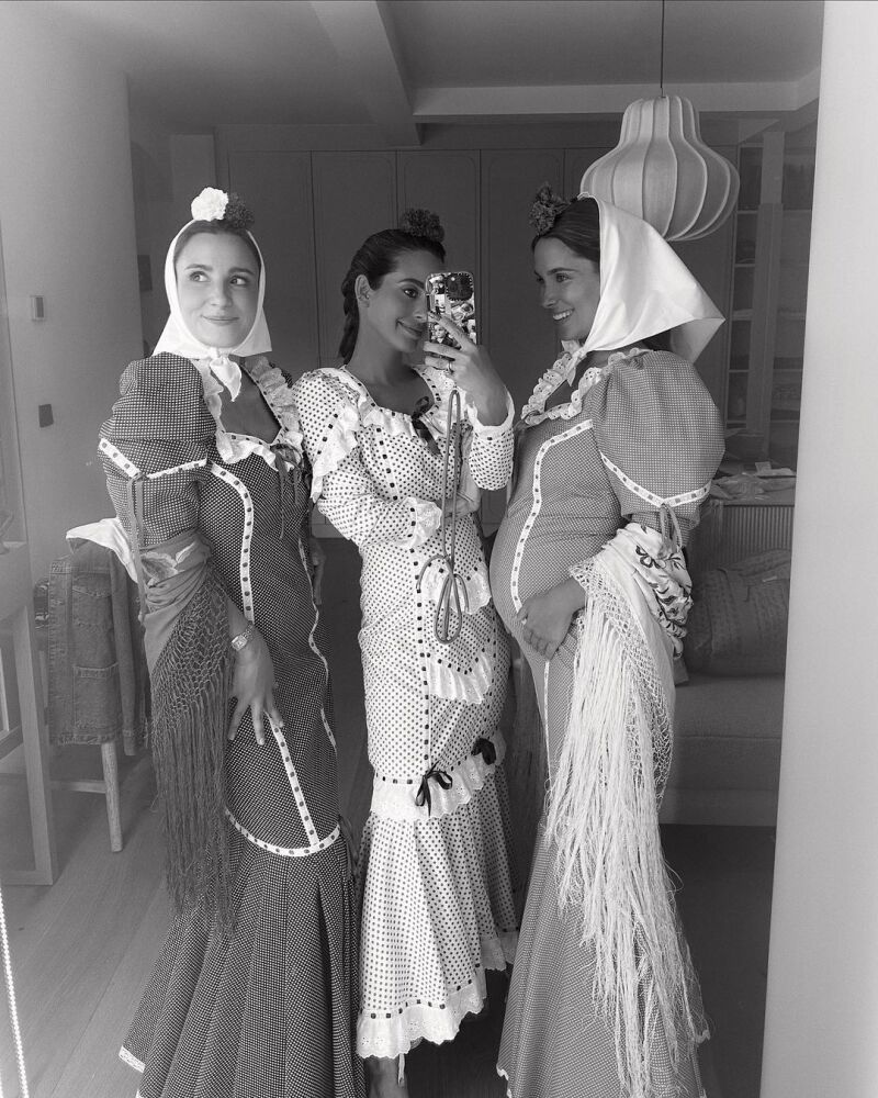 Marta Pombo, María Fernández Rubíes y María Pombo vestidas de chulapas en San Isidro.