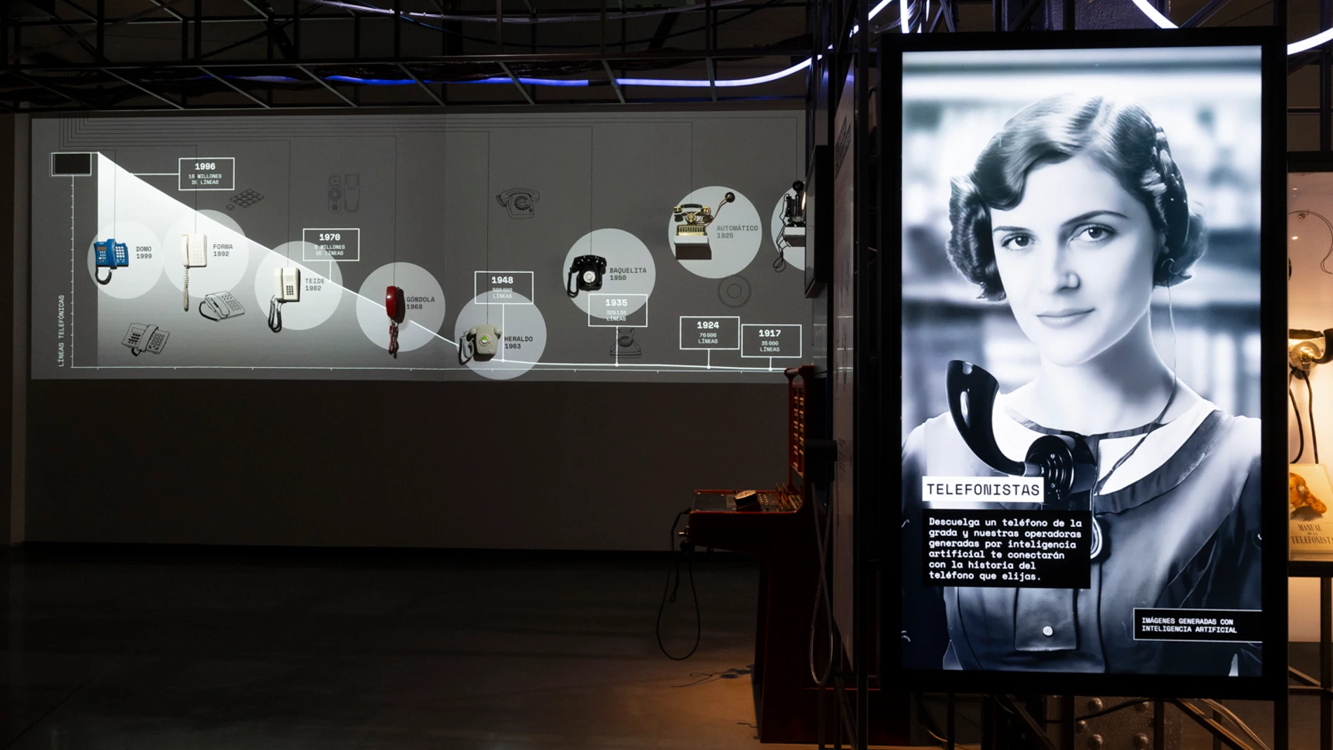 Fotografía de una de las instalaciones de la nueva exposición permanente del Espacio Fundación Telefónica donde, en concreto, podemos ver el papel que jugaron las teleoperadoras