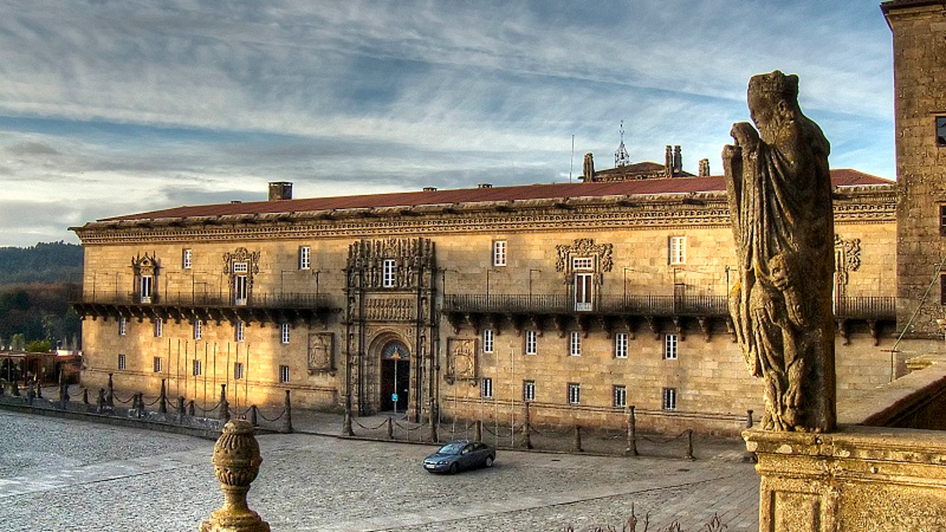 Fachada del Hostal de los Reyes Católicos, en la Plaza del Obradoiro de Santiago.
