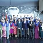 El consejero de Economía y Hacienda, Carlos Fernández Carriedo, con los nuevos graduados en comercio exterior