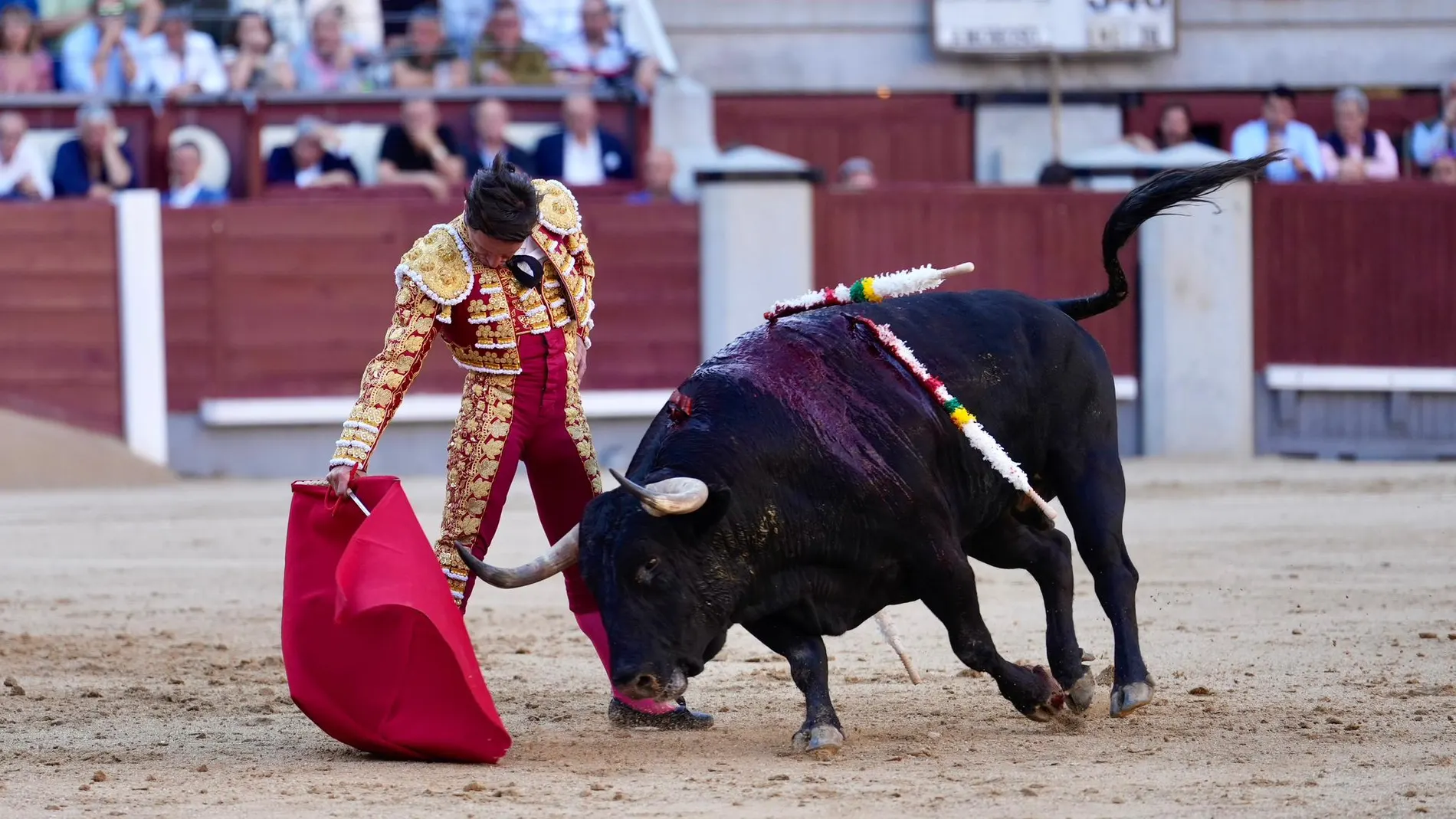 Tremendo derechazo de Urdiales al tercero