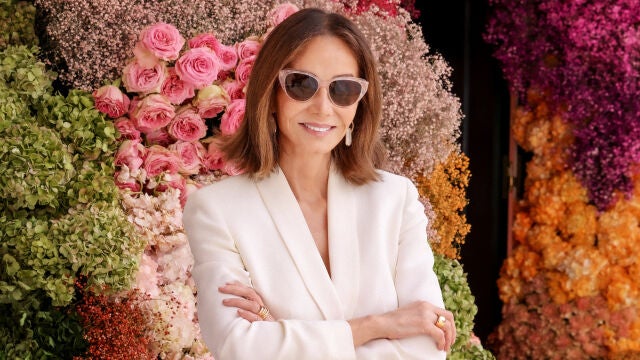 Isabel Preysler con traje blanco.