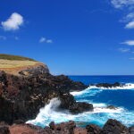 La Isla de Pascua fue descubierta en la Semana Santa de 1722 por Jakob Roggeveen y está rodeada de volcanes, santuarios y sus famosos moai, principal atracción turística de la insula