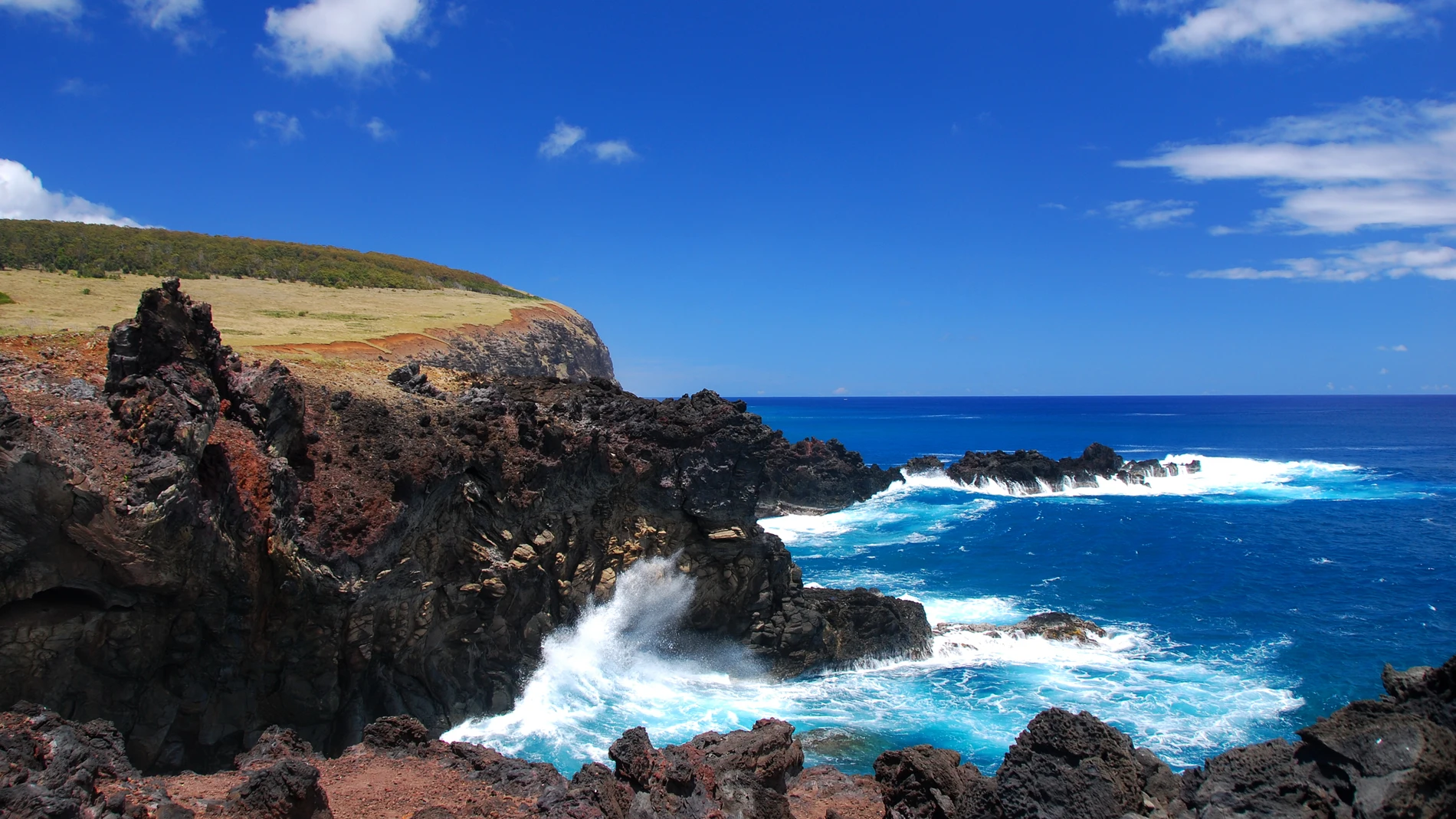 La Isla de Pascua fue descubierta en la Semana Santa de 1722 por Jakob Roggeveen y está rodeada de volcanes, santuarios y sus famosos moai, principal atracción turística de la insula