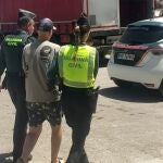 Agentes de la Guardia Civil escoltan a un detenido
