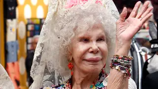 La duquesa de Alba, Cayetana Fitz-James Stuart, saluda desde el carruaje La duquesa de Alba, Cayetana Fitz-James Stuart, saluda desde el carruaje