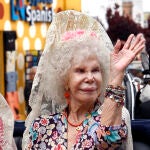 La duquesa de Alba, Cayetana Fitz-James Stuart, saluda desde el carruaje 