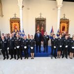 El jefe del Ejecutivo autonómico, Fernando López Miras, presidió hoy en San Esteban la recepción oficial al Cuerpo de la Policía Nacional en la Región de Murcia con motivo del bicentenario de su creación. En el acto le acompañó el jefe superior de Policía de la Región, Ignacio del Olmo