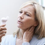 Hasta el 80% de las mujeres en esta etapa experimenta síntomas vasomotores como sofocos y sudores nocturnos