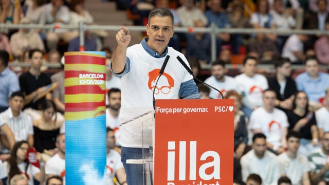 Sánchez acompaña a Salvador Illa en el cierre de campaña del PSC en Barcelona