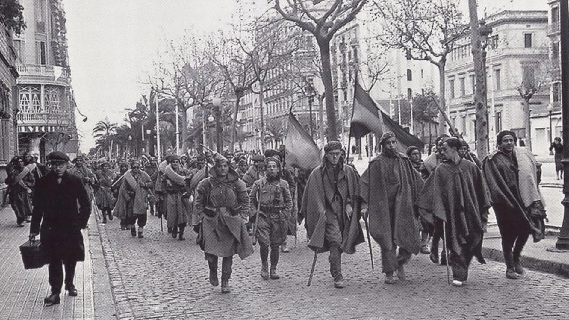 Tropas franquistas entran en Barcelona jaleados por sus partidarios, que llevaban toda la guerra ocultos
