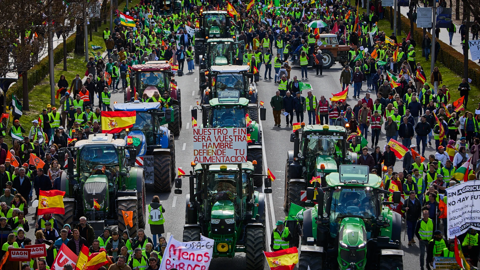 Agricultores y ganaderos de varios puntos de España marchan hacia el número 46 del Paseo de la Castellana, donde se ubica la Oficina en España del Parlamento Europeo, en Madrid. en la tercera semana de protestas del campo.