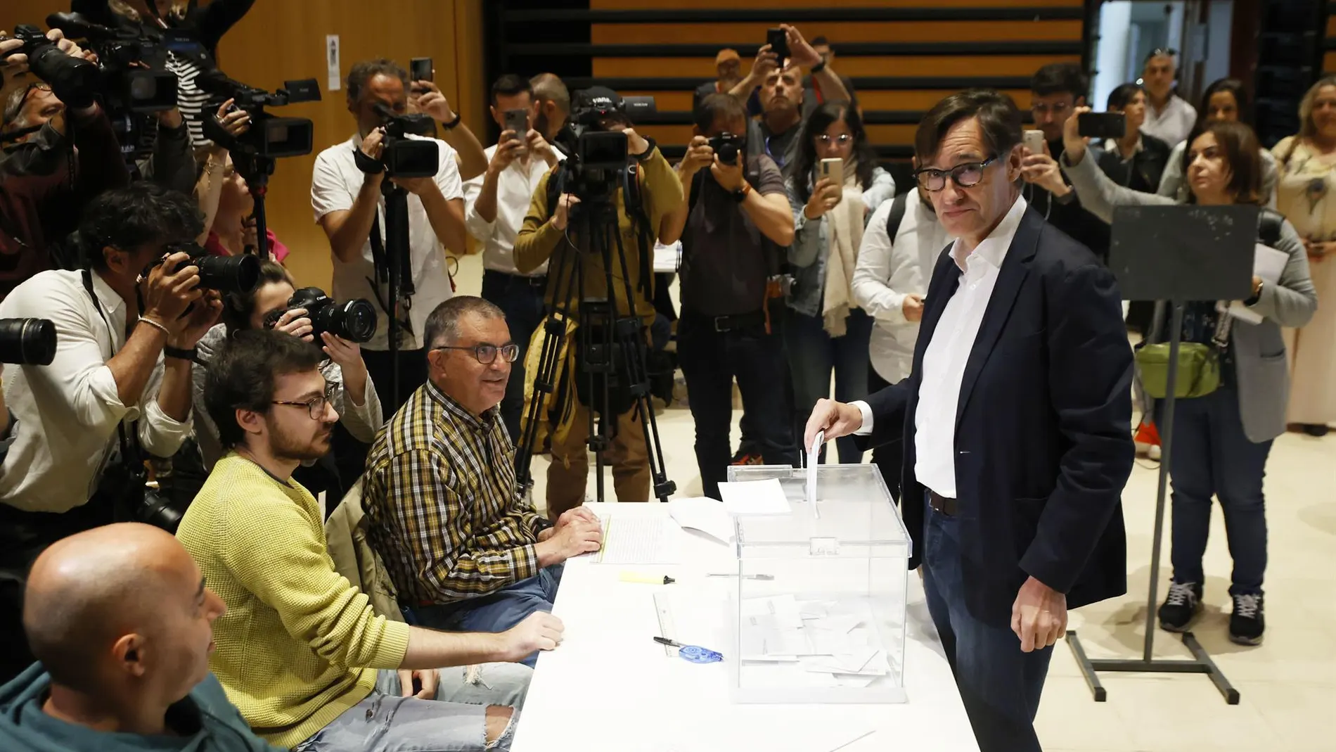 Salvador Illa votó en un colegio de La Roca del Vallès