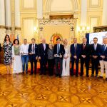 El alcalde de Valladolid, Jesús Julio Carnero, junto a los premiados, el presidente de las Cortes, Carlos Pollán, y el equipo de Gobierno