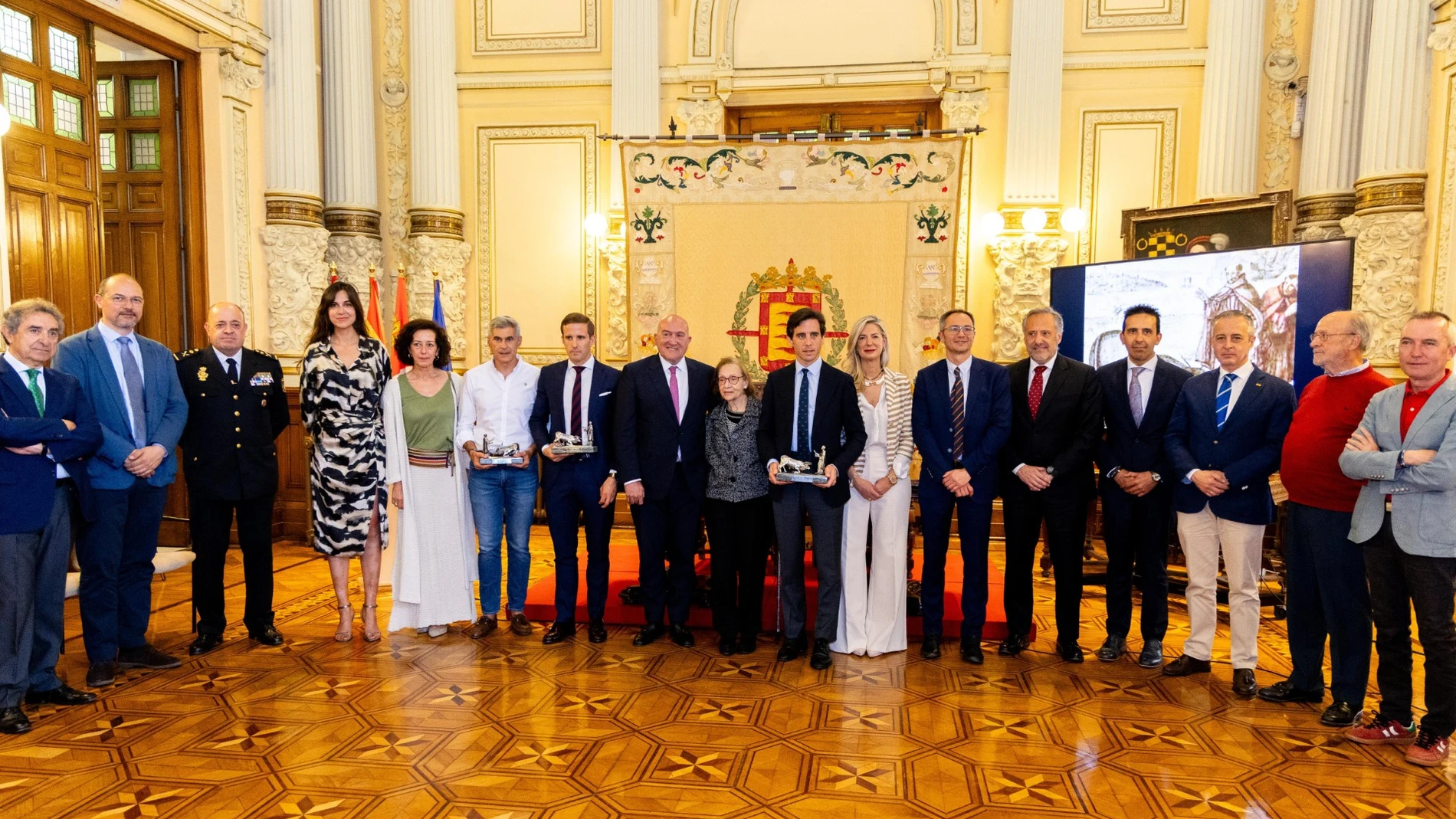 El alcalde de Valladolid, Jesús Julio Carnero, junto a los premiados, el presidente de las Cortes, Carlos Pollán, y el equipo de Gobierno