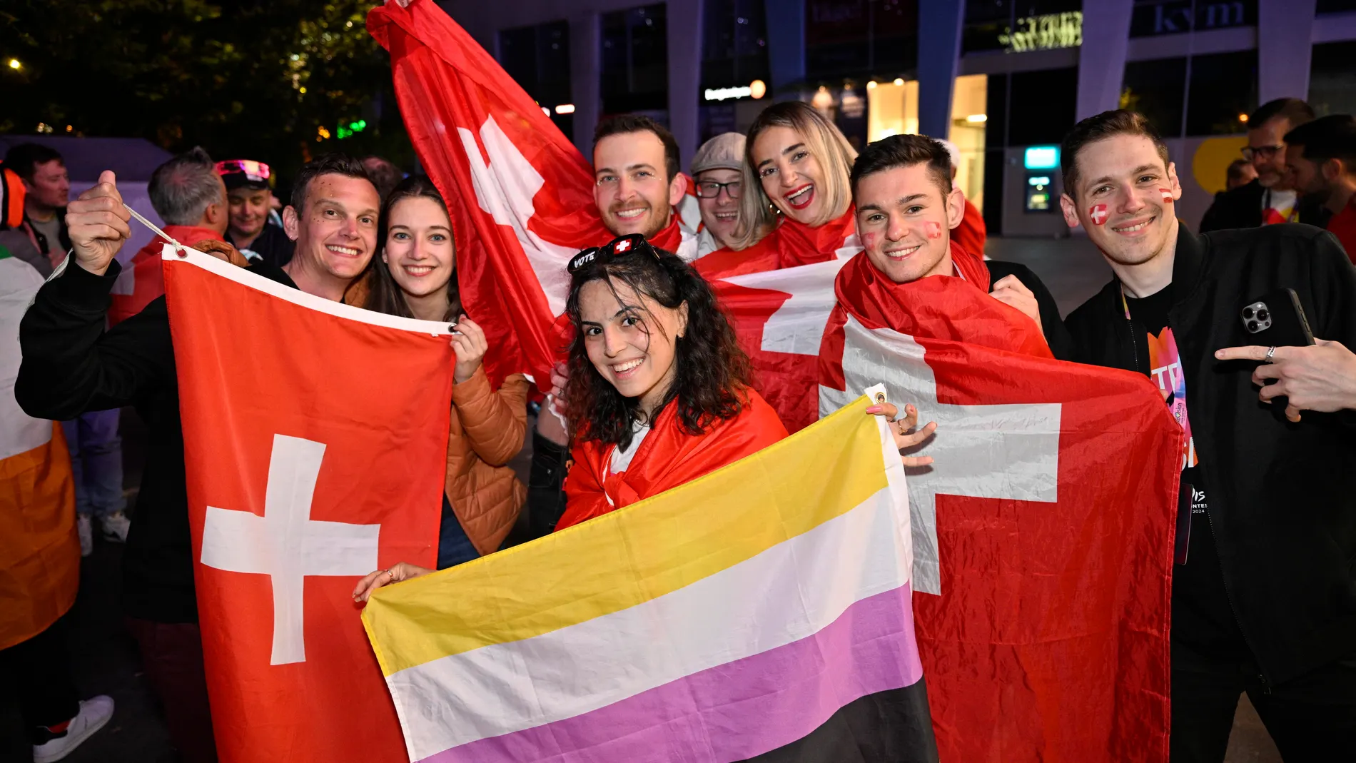 Malmo (Sweden), 11/05/2024.- Swiss fans celebrate outside the Malmö Arena after the Eurovision Song Contest (ESC) at the Malmo Arena, in Malmo, Sweden, 11 May 2024. Nemo representing Switzerland with the song 'The Code' won the final. (Suecia, Suiza) EFE/EPA/Johan Nilsson SWEDEN OUT