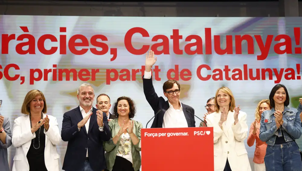 El candidato a la presidencia de la Generalitat por El PSC, Salvador Illa (3d), comparece ante los medios para valorar los resultados electorales, hoy domingo en Barcelona. El Partido Socialista ha ganado las elecciones con 42 escaños.