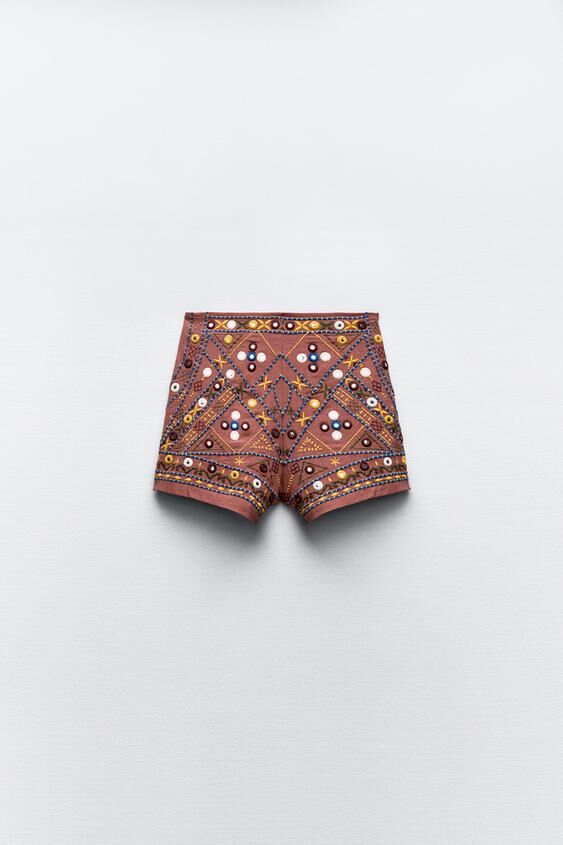 Shorts bordados.