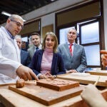 La consejera de Educación, Rocío Lucas, visita la Escuela de Diseño de Segovia