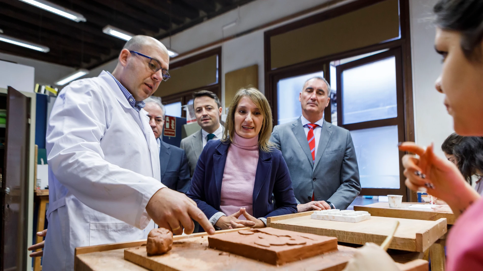 La consejera de Educación, Rocío Lucas, visita la Escuela de Diseño de Segovia