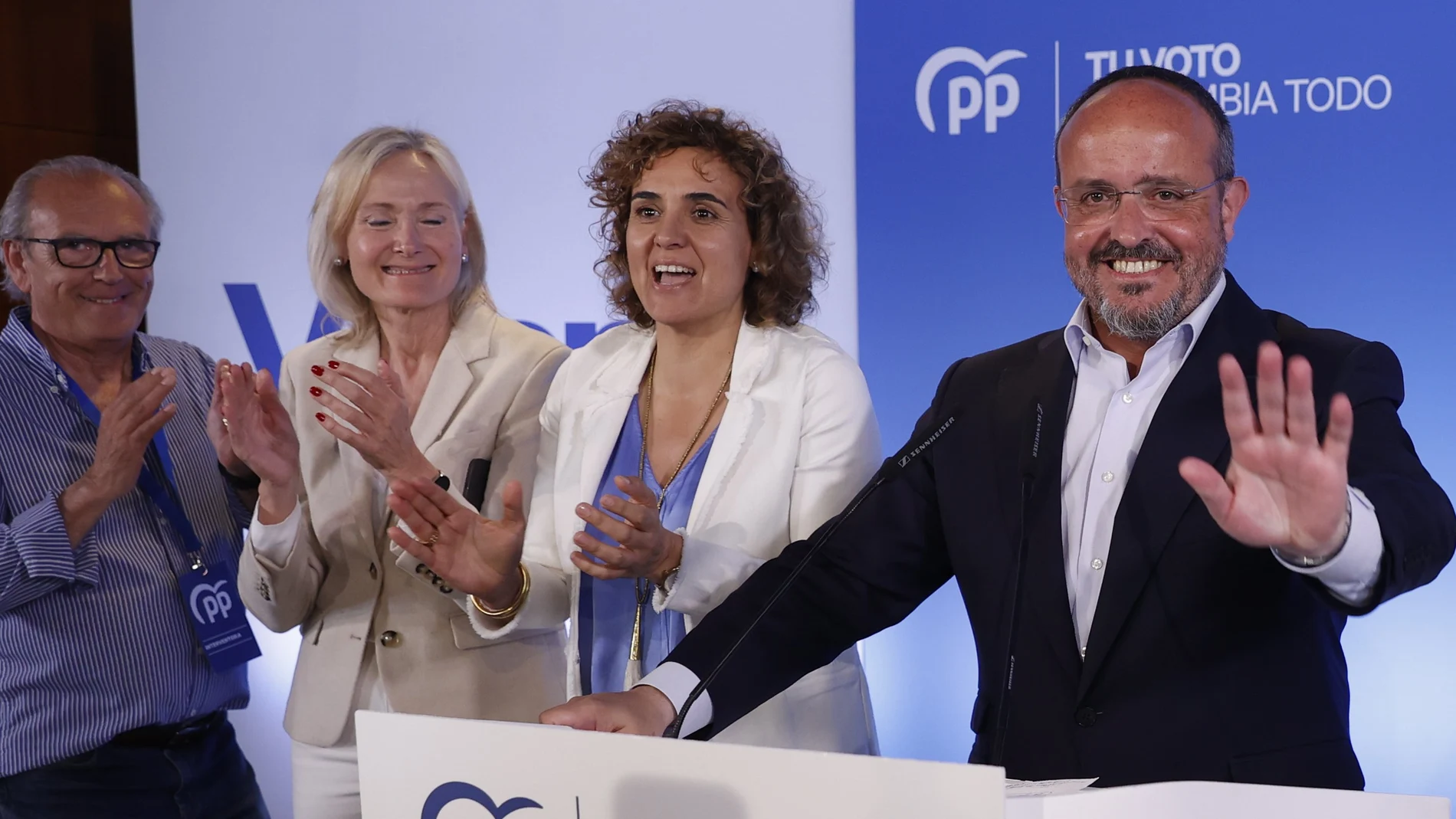 El candidato del PP a la presidencia de la Generalitat, Alejandro Fernández (d) y la cabeza de lista del Partido Popular para las elecciones europeas, Dolors Montserrat (2d), entre otros asistentes durante la valoración de los resultados electorales catalanes tras el cierre de los colegios hoy domingo en Barcelona.